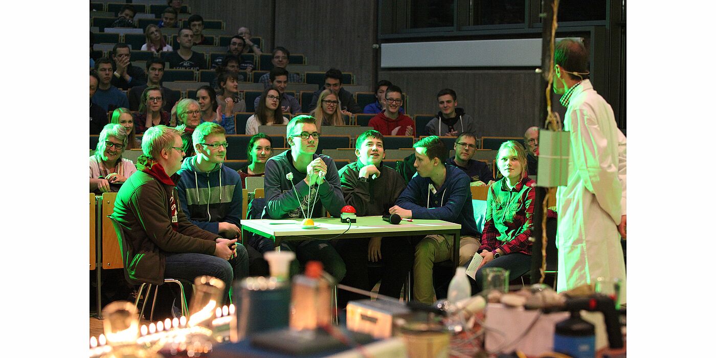 Foto (Adelheid Rutenburges, Universität Paderborn): Kämpften um den Gewinn: Das Rateteam des Liebfrauengymnasiums aus Büren.
