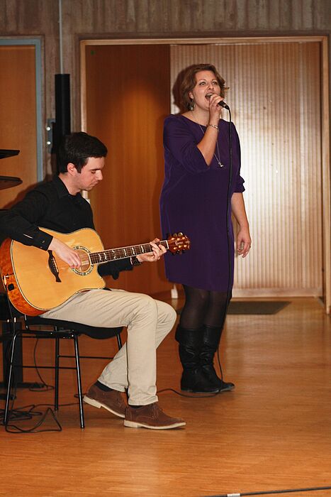 Foto (Universität Paderborn, Maren Büttgen): Katharina Ruf sorgt mit Ihrer Stimme für Gänsehautgefühl mit Claudia Korecks „Fliang“, begleitet von Tim Ilskens an der Gitarre.