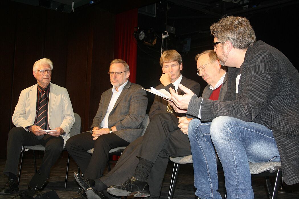 Fotos (Universität Paderborn, Ingo Kalischek): Podiumsdiskussion: Prof. Dr. Uwe Kastens, Prof. Dr. Volker Peckhaus, Dekan der Fakultät Kulturwissenschaften, Uni-Präsident Prof. Dr. Nikolaus Risch, Dr. Peter Witte, Mitglied der Vereinigung International