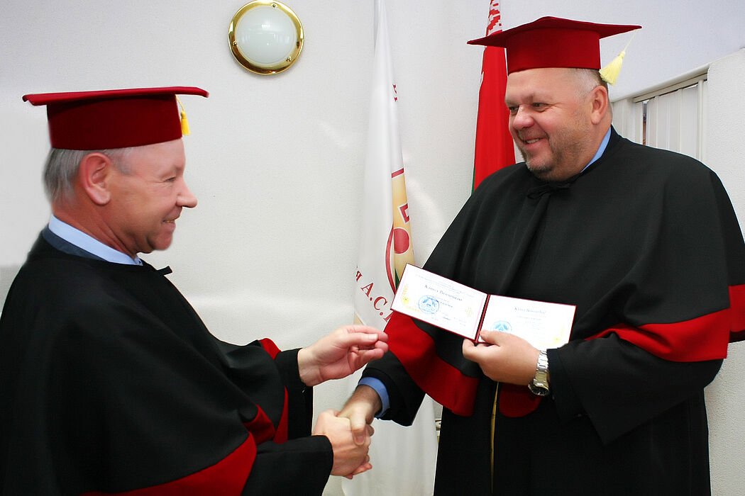 Foto (Klaus Rosenthal): Der Rektor der Staatlichen Alexander-Puschkin-Universität Prof. Dr. Mechyslau Chasnouski (links) verleiht die Urkunde zur Ehrenpromotion an Prof. Dr. Dr. h. c. Dr. h. c. Klaus Rosenthal