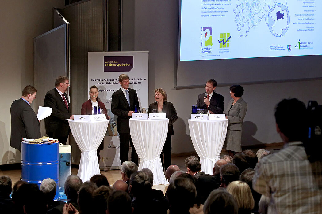 Foto (Jan Braun, HNF): Vorstellung des zdi-Schülerlabors mit NRW-Innovationsministerin Svenja Schulze (3. v. r.) und Prof. Dr. Nikolaus Risch, Präsident der Universität Paderborn (4. v. r.).