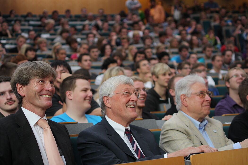 Foto (Universität Paderborn, Patrick Kleibold): Uni-Präsident Prof. Dr. Nikolaus Risch, Bürgermeister Heinz Paus und der stellvertretende Vorsitzende von Alumni Paderborn Prof. em. Dr. Otto Rosenberg bei der Begrüßungsfeier der Erstsemester im Audima