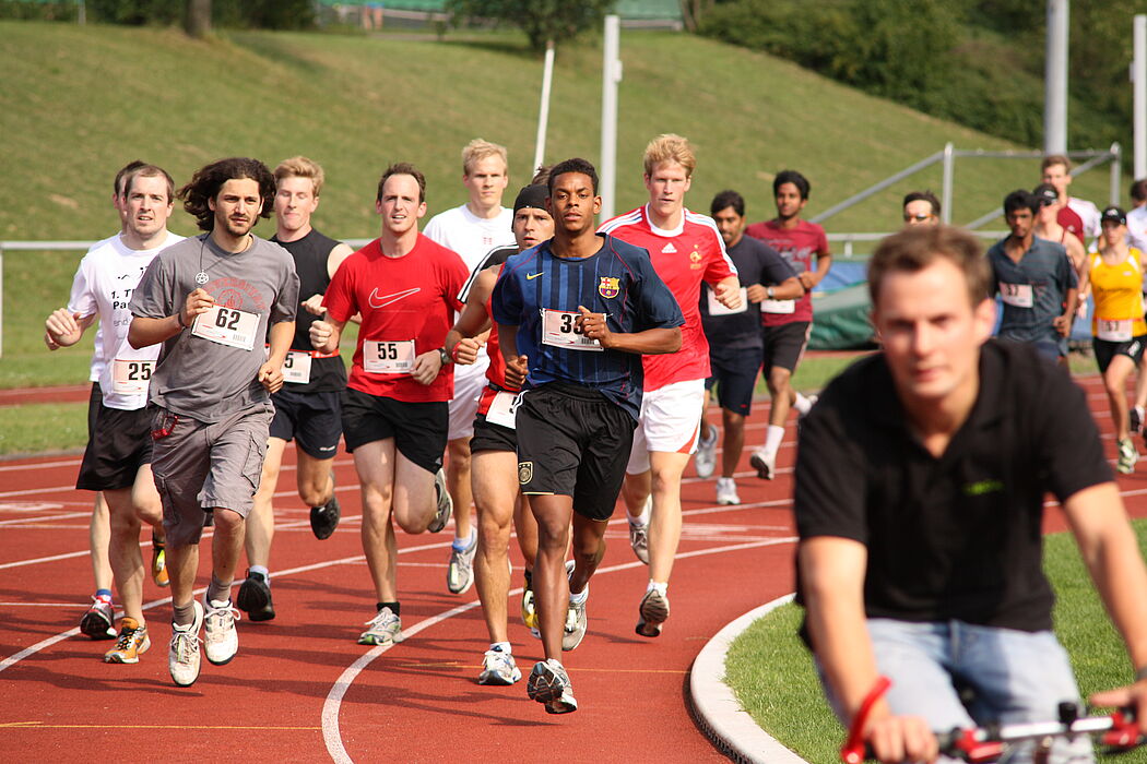 Foto (Universität Paderborn, Patrick Kleibold): Impression vom ersten Paderborner Campuslauf im Sommer 2011.