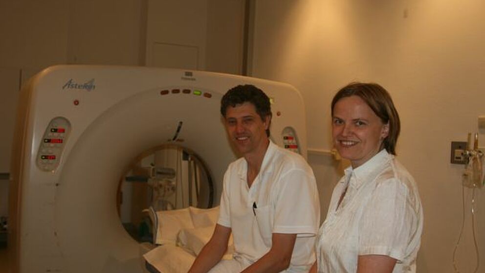 Foto (Universität Paderborn): Priv.-Doz. Dr. med. Marc Keberle, Chefarzt der Klinik für Diagnostische Radiologie am Brüderkrankenhaus St. Josef Paderborn, und Prof. Dr. Andrea Walther vor einem Computertomographen.