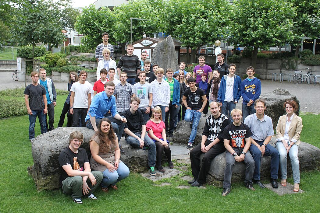 Foto (Universität Paderborn): Gruppenfoto der Teilnehmer der Sommerakademie 2012 (vorne rechts auf dem Stein die Dozenten (v. l. Dr. Alexander Pawlis, Matthias Witte und Dr. Uwe Gerstmann) und die Administrations-Assistentin Simone Lange).