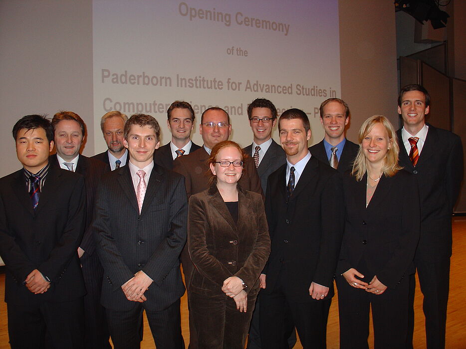 Foto: Auf der Eröffnungsfeier des Paderborn Institute for Advanced Studies in Computer Science and Engineering (PACE) wurden acht Doktoranden der International Graduate School zu Company Fellows ernannt. Bei ihren Dissertationen stehen ihnen die DaimlerC