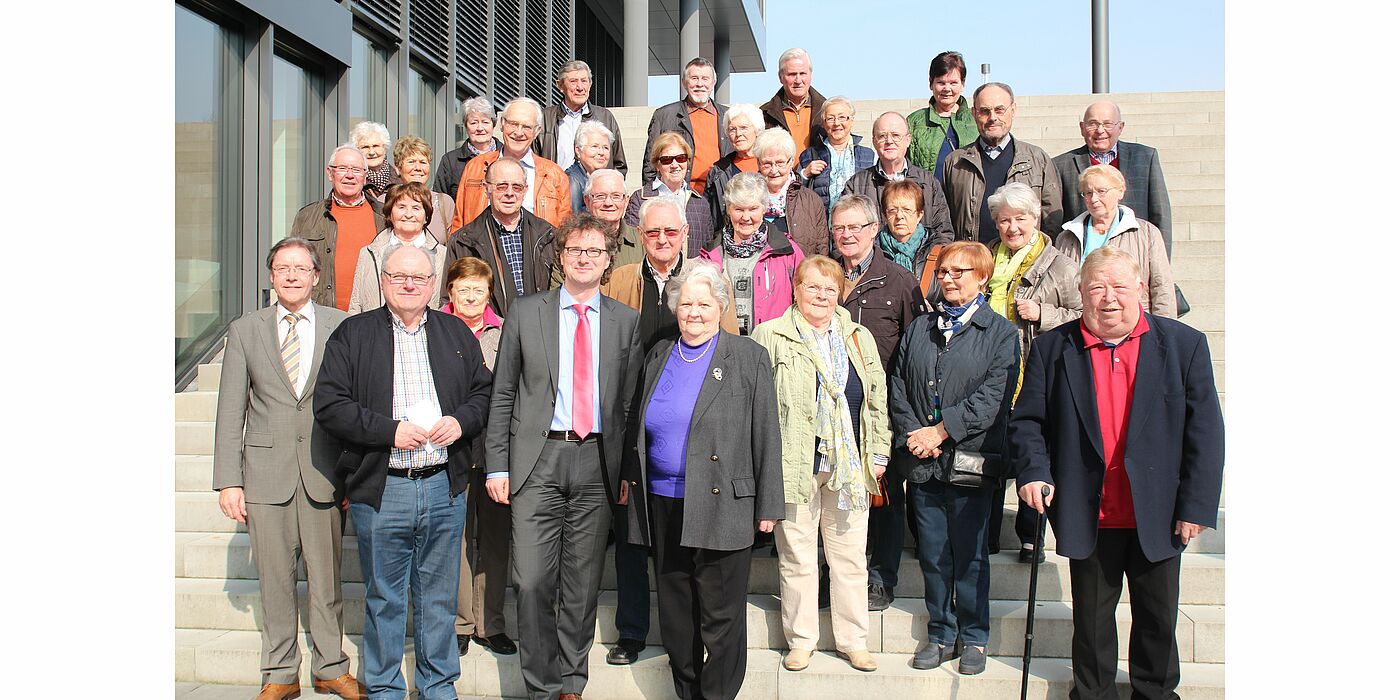 Foto (Universität Paderborn, Nina Reckendorf): Prof. Dr. Rüdiger Kabst, Vizepräsident der Universität Paderborn (vorn, 3. v. l.), und Christoph Schön, Leiter der Stabstelle Hochschulnetzwerk und Fundraising der Universität Paderborn (1. v. l.), begr