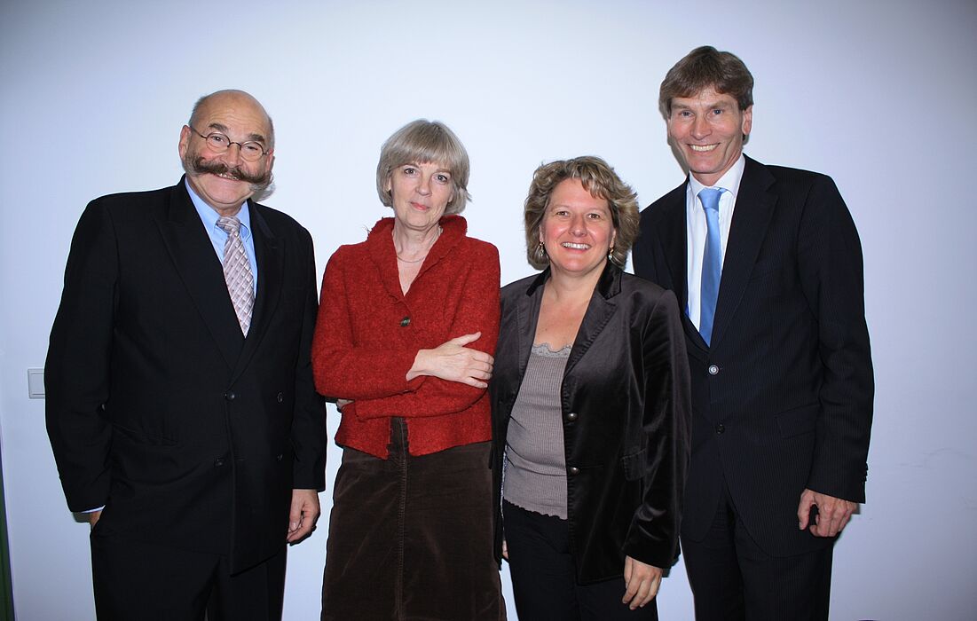 Foto: Wissenschaftsministerin Svenja Schulze (3. v. l.) lernt das Gender Zentrum der Uni Paderborn kennen, hier mit Prof. Dr. Barbara Rendtorff, Kanzler Jürgen Plato und Präsident Prof. Dr. Nikolaus Risch (rechts).