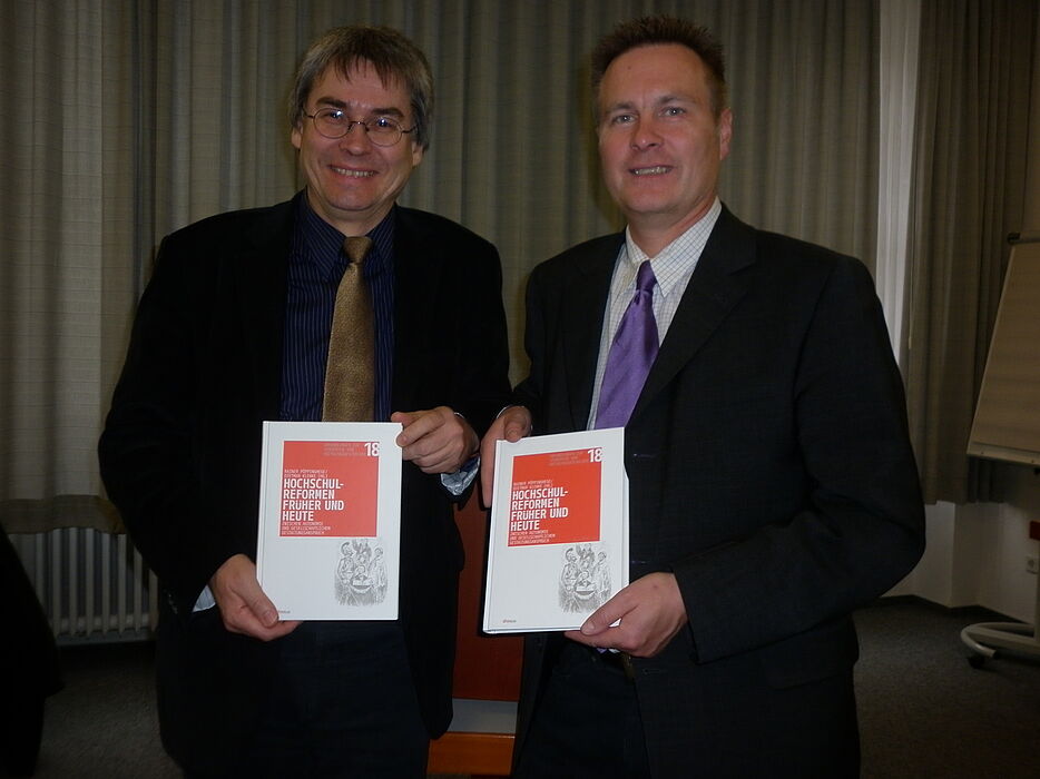 Foto: Prof. Dr. Dietmar Klenke (li.) und Dr. Rainer Pöppinghege präsentieren ihr neues Buch "Hochschulreformen früher und heute zwischen Autonomie und gesellschaftlichem Gestaltungsanspruch".