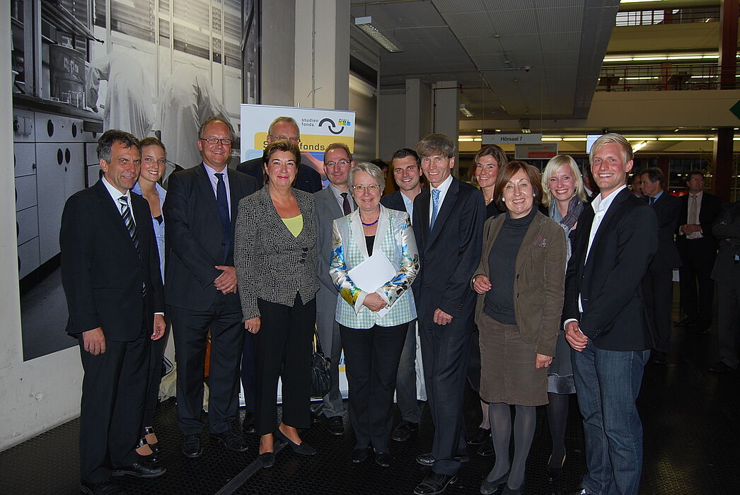 Foto v.l.n.r.: Prof. Dr.-Ing. Gerhard Sagerer (Rektor der Universität Bielefeld), Stipendiatin Raphaela Weygandt, Heiner Kamp MdB, Lena Strothmann MdB, Dirk U. Hindrichs (IHC-Präsident), Dr. Oliver Herrmann (Präsident der Hochschule OWL), Bundesministe