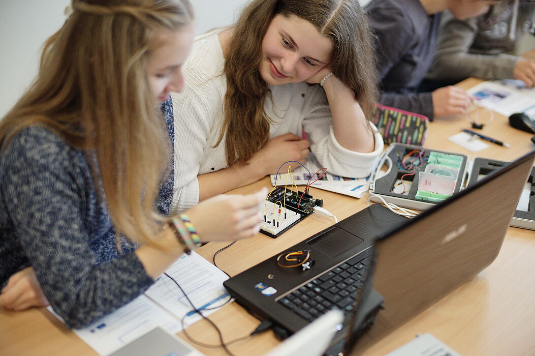 Foto (Universität Paderborn): Schülerinnen experimentieren während der Herbst-Uni.