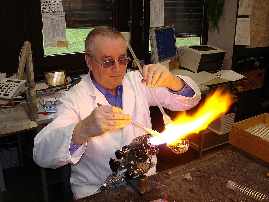 Foto (Christian Hennig, Universität Paderborn): Der Glasapparatebläser Karl-Heinz Willers geht zum 31.1. in den Ruhestand.