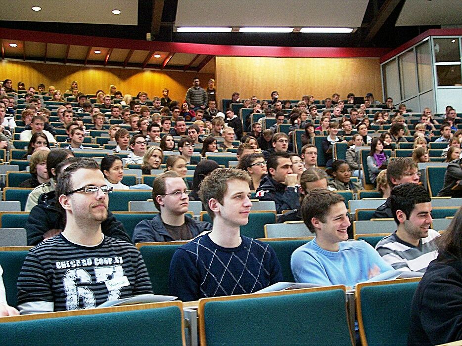 Foto (Mark Heinemann): Volles Audimax bei der Erstsemester-Begrüßung.