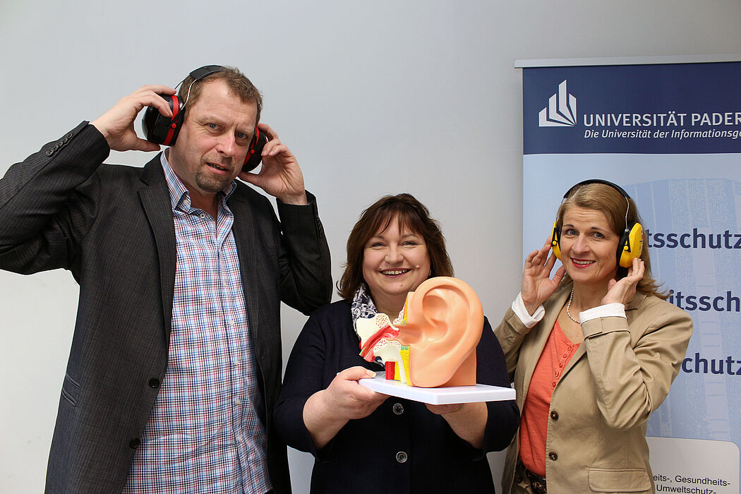 Foto (Universität Paderborn, Heiko Appelbaum): Laden zum Tag gegen den Lärm in die Universität Paderborn (v. l.): Martin Hohrath, Sylvia Moore und Diana Riedel.
