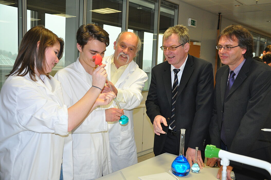 Foto (Universität Paderborn, Christiane Bernert): Das Schülerlabor „coolMINT.paderborn“ hat alle Erwartungen übertroffen: Darüber freuen sich (von links) Schülerin Laura Kneffel und Schüler Leon Bunse, Dr. Hubert Stenner, Leiter des Labors, Uni 