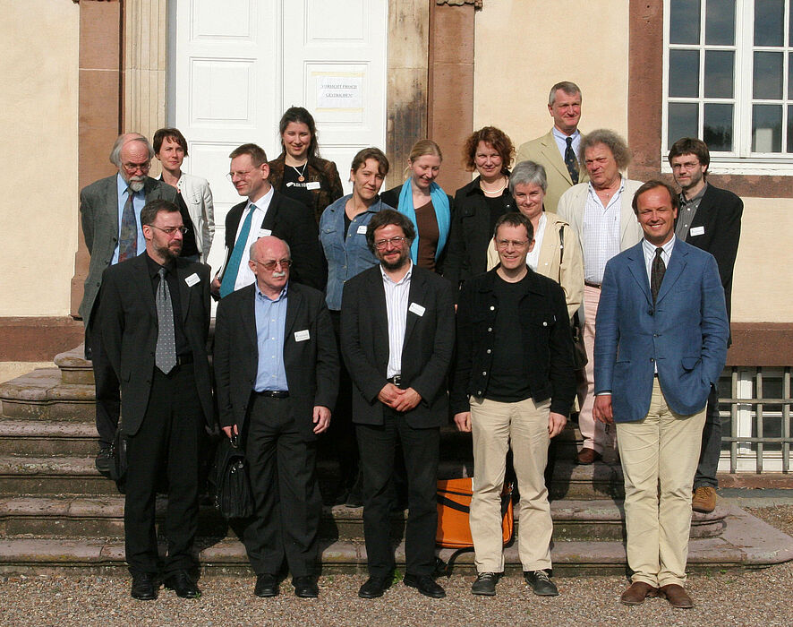 Foto (Christian Frankenfeld): Prof. Dr. Michael Hofmann (1. Reihe, Mitte) mit den Referentinnen und Referenten der Tagung auf Schloss Corvey; vorne rechts der Hausherr und Gastgeber in Corvey, Viktor Erbprinz von Ratibor und Corvey