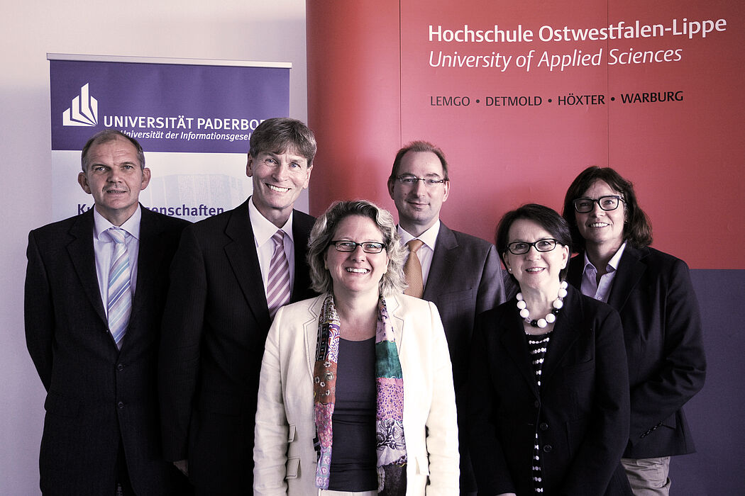 Foto (Marie-Kristin Henneken, Copyright: HS OWL): Stellten gemeinsam mit NRW-Wissenschaftsministerin Svenja Schulze (Dritte v. l.) den neuen gemeinsamen Studiengang für das Berufsschullehramt vor (v. l.): Professor Helmut Heseker (Leiter des Studiengangs
