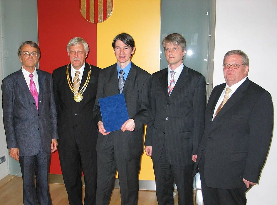 Foto (v. li.): Doktorvater Prof. Dr. Frank Göttmann, Bürgermeister Heinz Paus, Dr. Andreas Müller, Prokurist Franz-Josef Krüger, Vereinsdirektor Dr. Hermann-Josef Schmalor