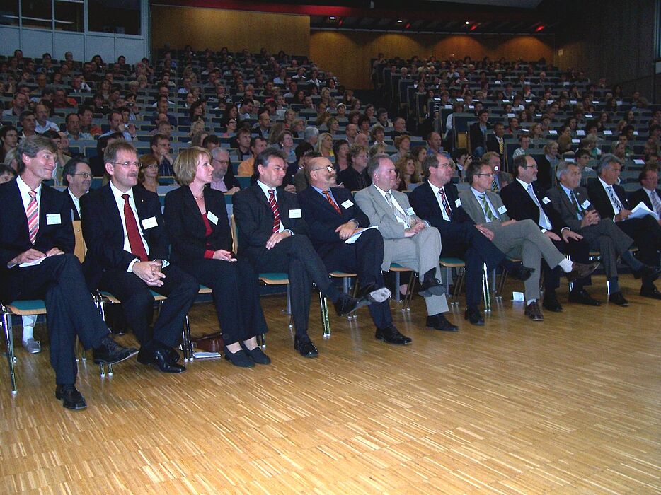 Foto (Mark Heinemann): (v.li.) Prof. Dr. Nikolaus Risch, Thomas Liedmeyer, Sylvia Looks, Dietrich Honervogt, Kanzler Jürgen Plato, Harald Wilde, Landrat Manfred Müller, Michael Uhlich (Bezirksregierung Detmold), Rudolf Wieneke, Hubertus Backhaus, Theo K