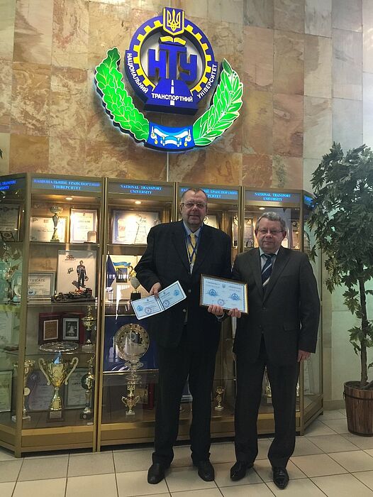 Foto (Klaus Rosenthal): Prof. Mykola Dmytrychenko (r.), Rektor der NTU Kiew, überreicht Prof. Klaus Rosenthal die Urkunde der Ehrendoktorwürde.