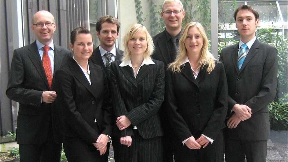 Foto (v. li.): Dr. Klaus Schüler (Coach), die Studierenden Romina Heitz, Jörg Honnacker, Jessica Martin, Arne Büschemann, Mareike Möller und Volker Seiler (Coach).