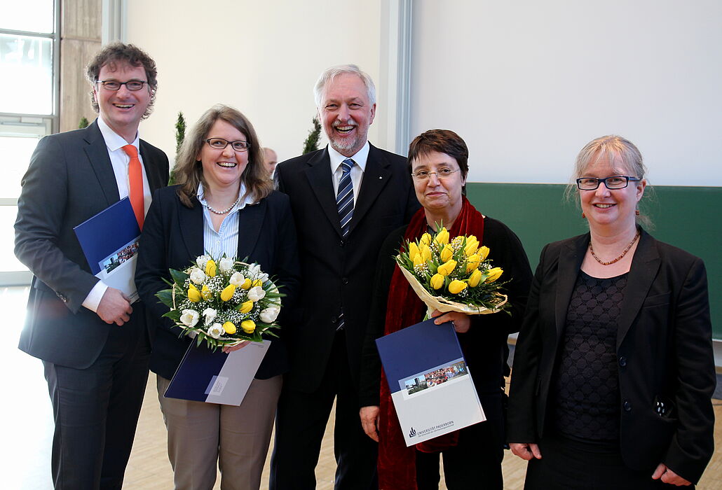 Foto (Universität Paderborn, Nina Reckendorf): (v. l. n. r.) Das neue Präsidium: Prof. Dr. Rüdiger Kabst, Vizepräsident für Technologietransfer und Marketing, Prof. Dr. Wilhelm Schäfer, Präsident der Universität Paderborn, Prof. Dr. Christine Silb