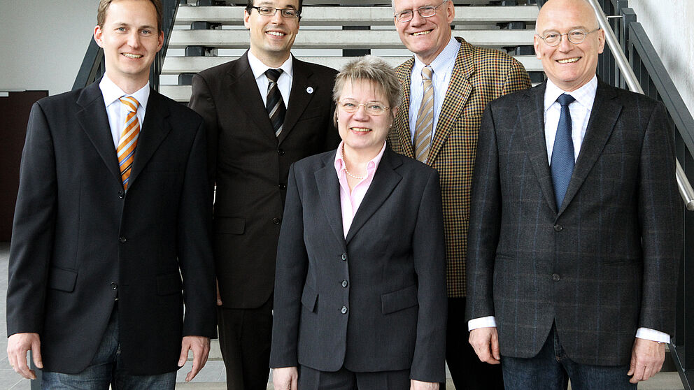 Foto (Universität Paderborn, Adelheid Rutenburges): Das Forschungsteam der Paderborner Wirtschaftsinformatik (v. li.): Jun.-Prof. Dr. Achim Koberstein, Prof. Dr. Dennis Kundisch, Prof. Dr. Leena Suhl, Prof. Dr. Joachim Fischer und Prof. Dr. Wilhelm Dange