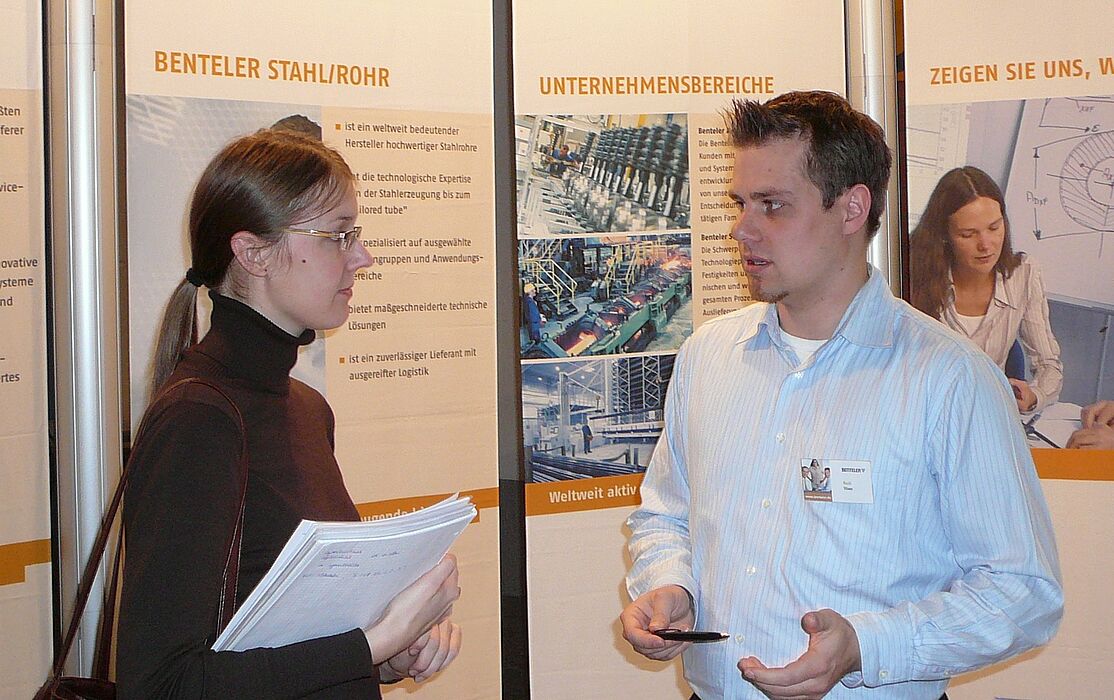 Foto (Martin Decking): Noch ein Semester, dann ist Dagmara Seelig mit ihrem Studium "Wirtschaftingenieurwesen Maschinenbau" fertig. Am Messestand der Benteler AG informierte sie sich bei einem Mitarbeiter des Unternehmens über die Möglichkeit, ihre Dipl