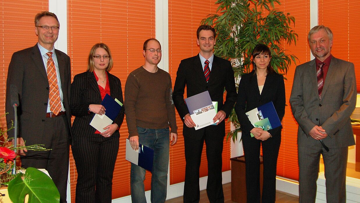 Foto (Universität Paderborn, Martin Decking): v. l.: Prof. Dr. Eckhard Steffen und die Doktoranden mit den besten PACE-Vorträgen: Stefanie Naewe, Stefan Wolf, Simon Altemeier und Marina Panfilova, re.: PACE-Sprecher Prof. Dr. Wilhelm Schäfer