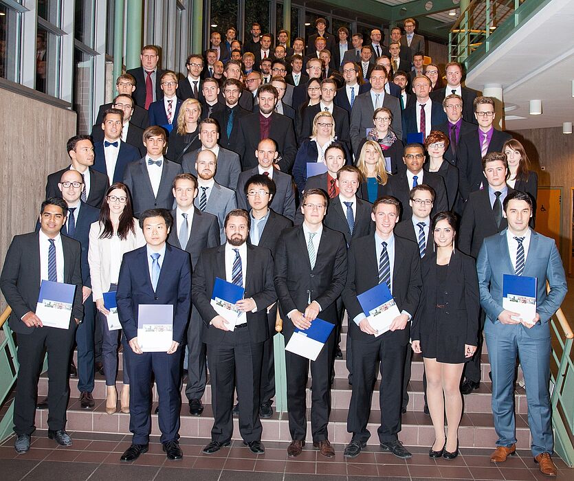 Foto (Jan Olaf Scholz): Die Absolventinnen und Absolventen des akademischen Jahres 2013/2014.