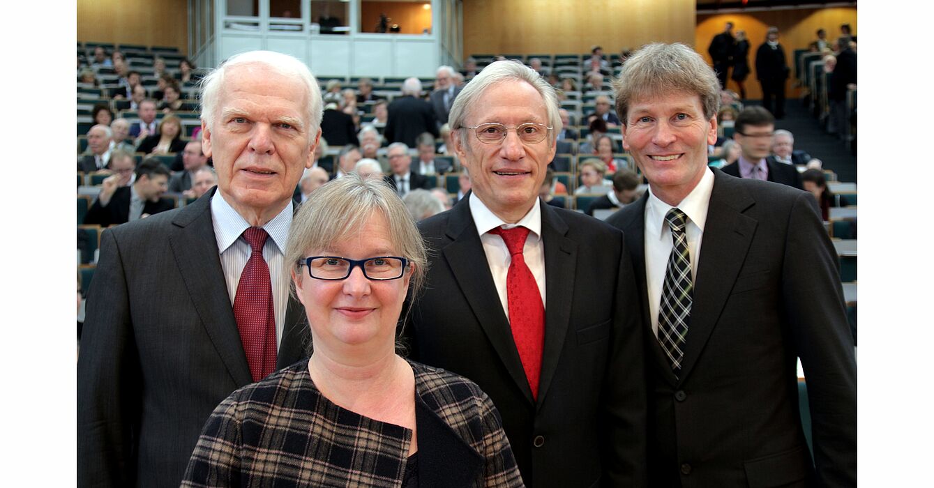 Foto (Universität Paderborn, Vanessa Dreibrodt): (v. l. n. r.) Prof. Dr. Winfried Schulze, Vorsitzender des Hochschulrats, Simone Probst, Vizepräsidentin für Wirtschafts- und Personalverwaltung, Festredner Prof. Dr.-Ing. Dr.-Ing. E. h. Dr. h. c. mult. 