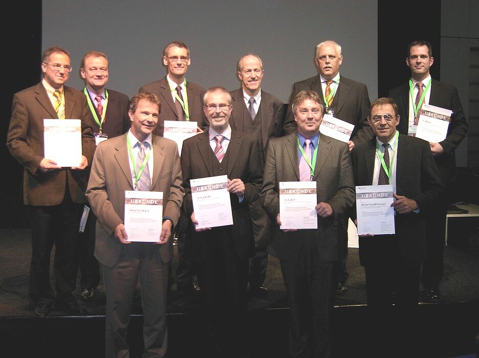 Foto: Prof. Dr.-Ing. Rainer Koch (2. v. li.) von der Universität Paderborn erhielt von Dr. Walther Otremba (6. v. li.), Staatssekretär im Bundesministerium für Wirtschaft und Technologie, die Bewilligungsurkunde für das 2 Millionen Euro-Projekt "Mobis
