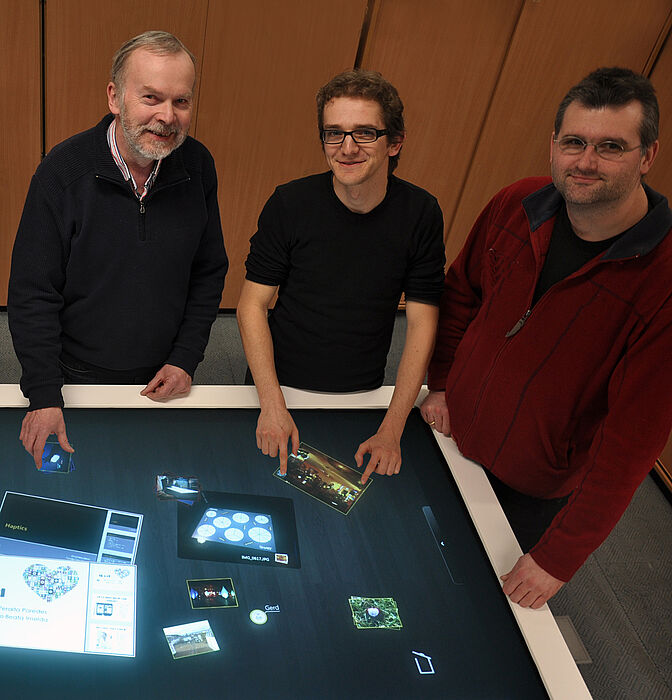 Foto (Universität Paderborn): Prof. Szwillus (li.): Stressfreie Meetings am Multitouch-Tisch