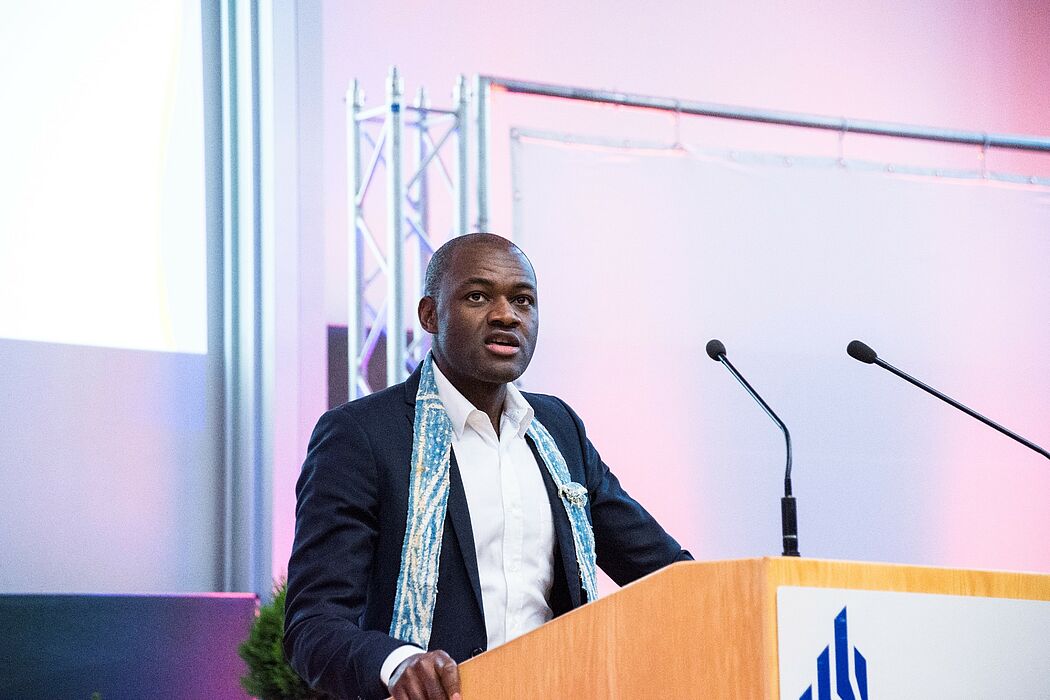 Foto (Universität Paderborn): DAAD-Fachlektor Dr. Yanick Kemayou, der selbst an der Universität Paderborn International Business Studies studierte und dort auch promovierte, hielt die Alumnus-Festrede am Tag der Wirtschaftswissenschaften 2018.