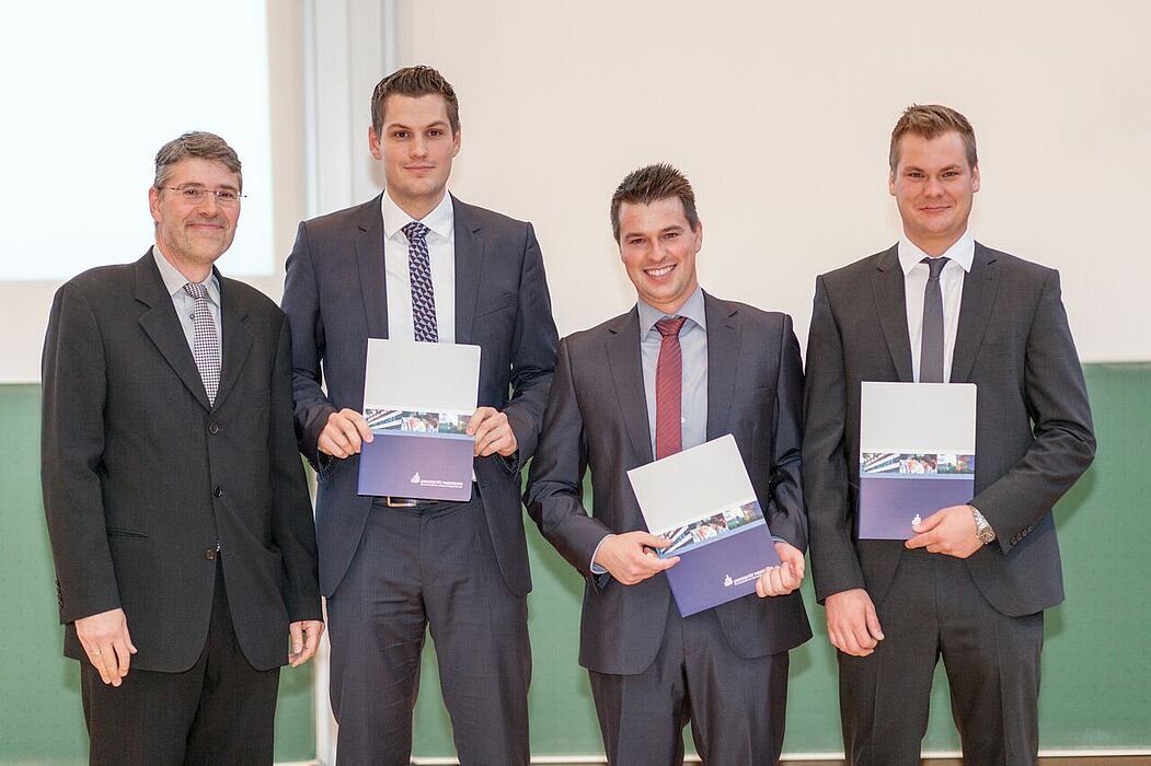 Foto (Jan Olaf Scholz): Studiendekan Prof. Dr.-Ing. Hans-Joachim Schmid (v. li.) überreichte den Fakultätspreis an Julian Echterfeld (Wirtschaftsingenieurwesen), Eduard Penner und Robin Schütte (beide Maschinenbau).