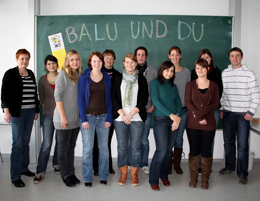 Foto (Universität Paderborn, Frauke Döll): Die „Moglis“ Jasmin Hillebrandt, Ina Denning, Laura Bovenkerk, Kerstin Dreker, Johannes Tapken, Anna Peplinski, Maria Ossege, Carolin Weizsäcker, Imke von Bargen und Carsten Streffing (v. l.) mit Projektle
