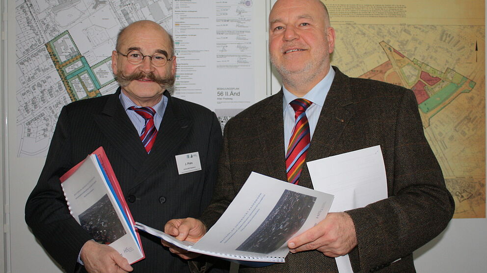 Uni-Kanzler Jürgen Plato (links) und Heinrich Micus, Niederlassungsleiter Bielefeld des Bau- und Liegenschaftsbetrieb NRW begrüßten als Auslober des Ideenwettbewerbs die Architekten-Teams.