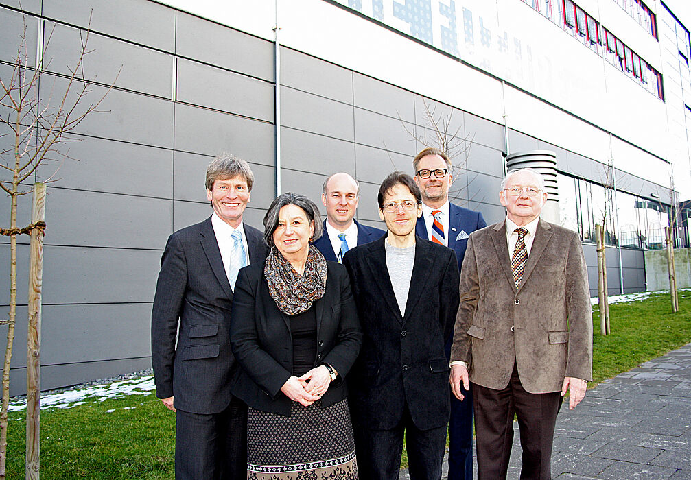 Foto (Universität Paderborn, Ingo Kalischek): Eröffneten das Weierstraß-Jahr: (v. l. n. r.) Prof. Dr. Nikolaus Risch, Präsident der Universität Paderborn, Dorothea Frintrop-Bechthold, Leiterin des Theodorianum Paderborn, Prof. Dr. Jürgen Klüners, D