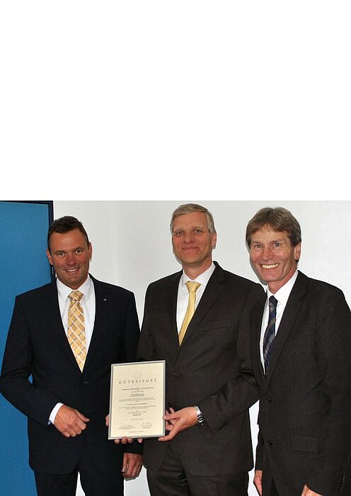 Foto (Fakultät Maschinenbau): (v. r.) Prof. Dr. Nikolaus Risch, Präsident der Universität Paderborn, Prof. Dr.-Ing. Volker Schöppner, Dekan der Fakultät für Maschinenbau und Leiter der Arbeitsgruppe für Kunststoffverarbeitung, sowie Prof. Dr.-Ing. 