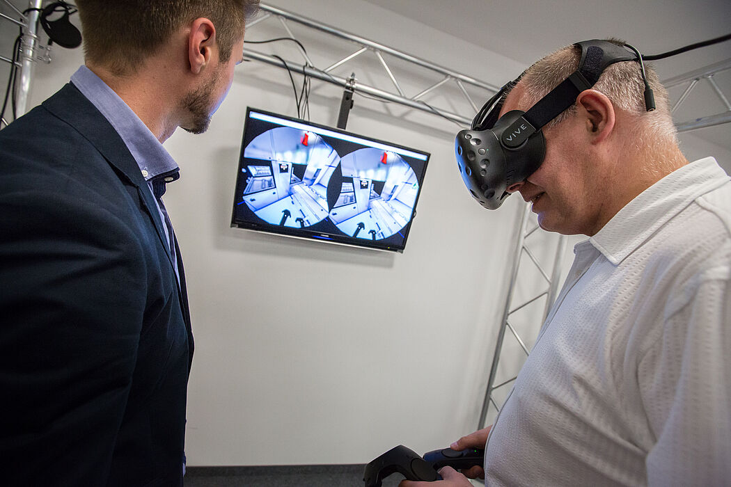 Bild (David Gense): Miele hat ein digitales Abbild seines Professional Sterilisators erstellt. Mit VR bewegt der Nutzer sich durch die komplette Anlage, vollzieht Prozesse und Zusammenhänge hautnah nach.