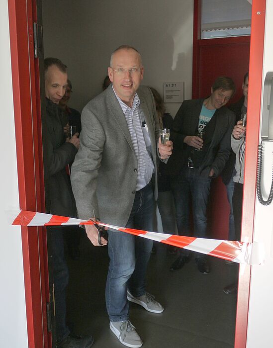 Foto (Universität Paderborn, Heike Probst): Prof. Dr. Wolf Gero Schmidt eröffnet die Praktikumsräume.