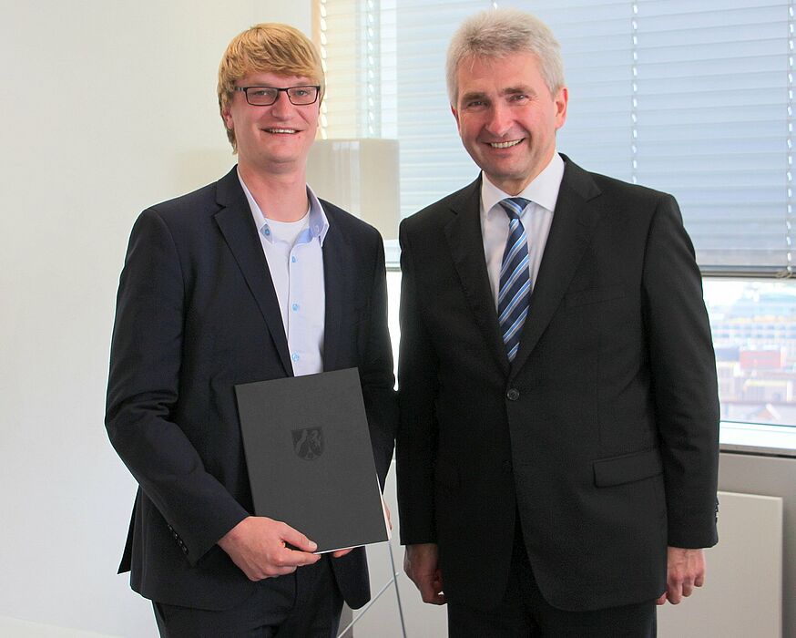 Foto (v. l.): Dr. Sebastian Vogt, Geschäftsführer von TecUP, und Wirtschaftsminister Prof. Dr. Andreas Pinkwart.