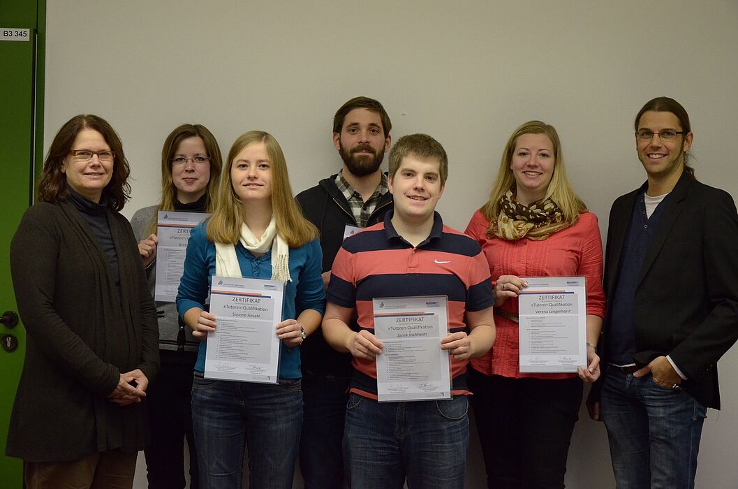 Foto (Tobias Zenker): Prof. Dr. Dorothee Meister überreicht die eTutoren-Zertifikate: (v. l.) Prof. Dr. Dorothee Meister, Britta Scheibe, Simone Ansahl, Nils Fischer, Janek Jochheim, Verena Langenhorst und Tobias Zenker.