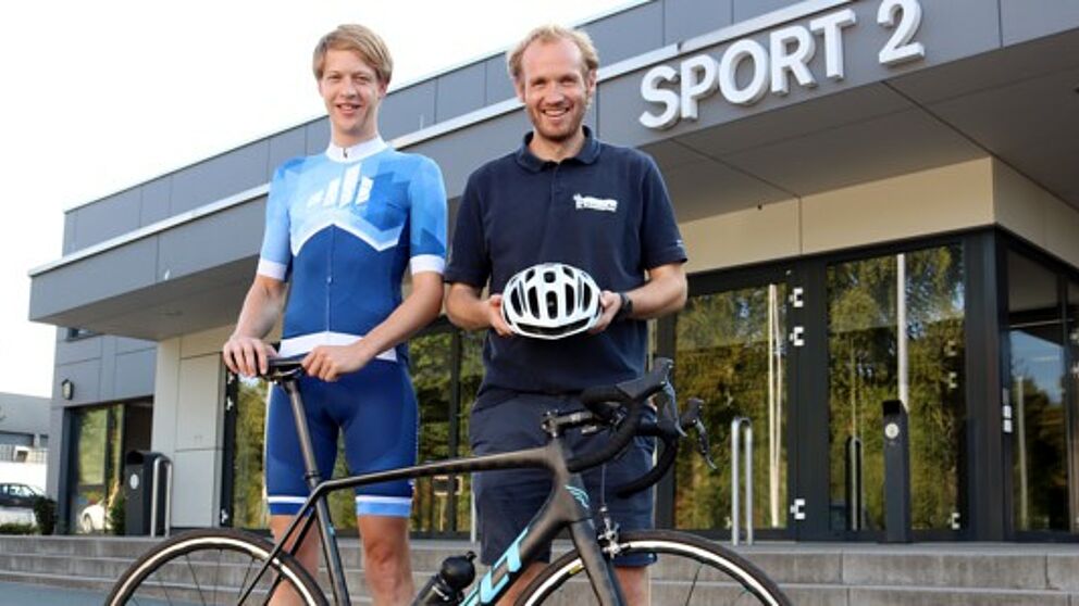 Foto (Heiko Appelbaum): Sebastian Mailänder (links) und Dennis Fergland von der Universität Paderborn sind in die Organisation der Deutschen Rennrad-Hochschulmeisterschaften eingebunden.