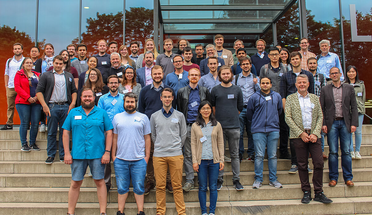 Foto (Universität Paderborn, Simon Ratmann): Gruppenfoto der Konferenzteilnehmer.