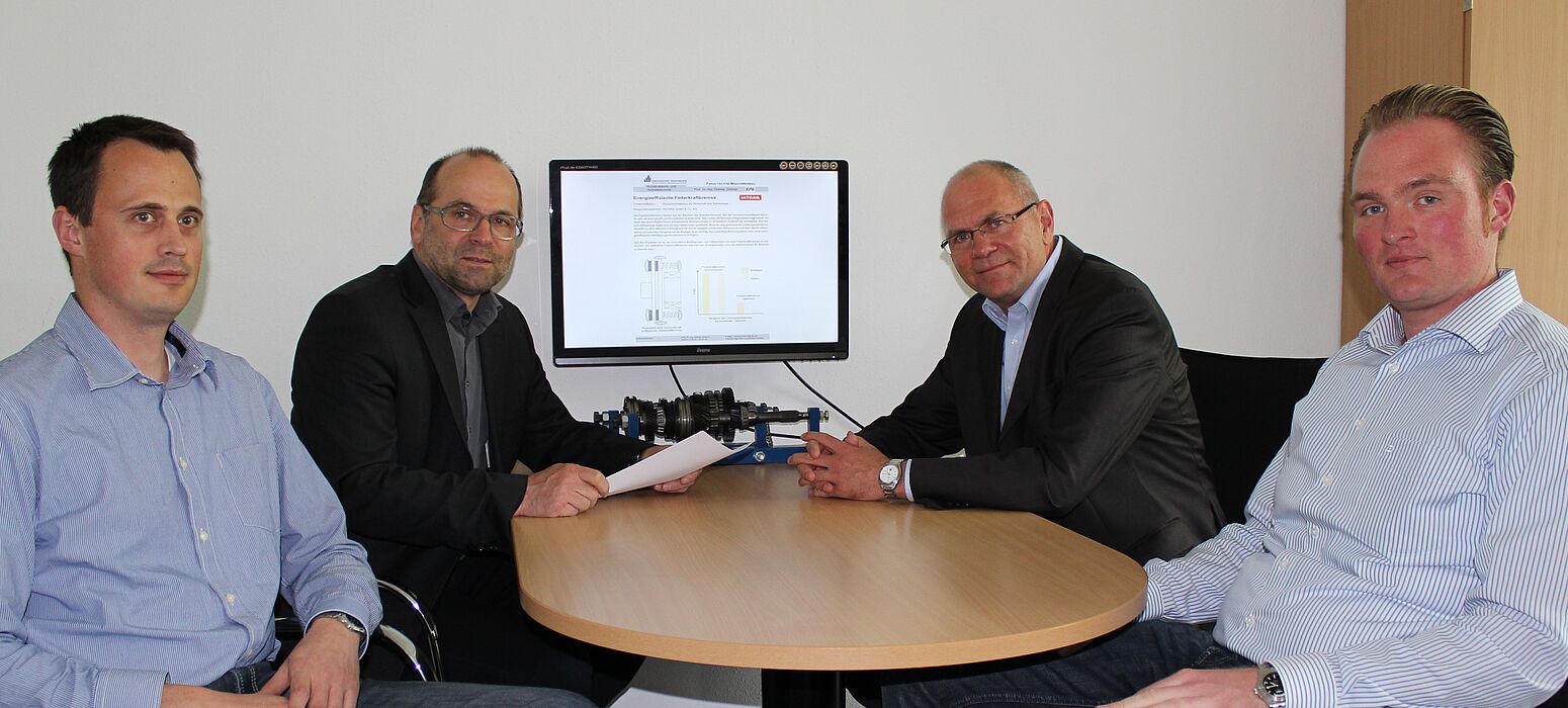 Foto (Markus Wecker, KAt, Universität Paderborn): Auftakttreffen an der Uni Paderborn mit (v.l.n.r) Winfried Küter (INTORQ), Dr.-Ing. Eckard Menzel (INTORQ), Prof. Dr.-Ing. Detmar Zimmer (KAt) und Nils-Peter Kriegel (KAt)