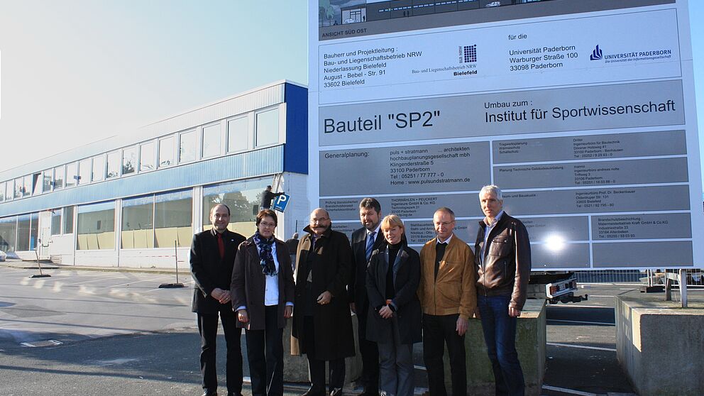Foto (Universität Paderborn, Frauke Döll): V. li.:  Die Universität vertreten Sachgebietsleiter Bauangelegenheiten Dipl.-Ing. Klaus Watermeier, Baudezernentin Dr. Martina Gerdes-Kühn und Kanzler Jürgen Plato; vom BLB Bielefeld: stellvertr. Niederlass