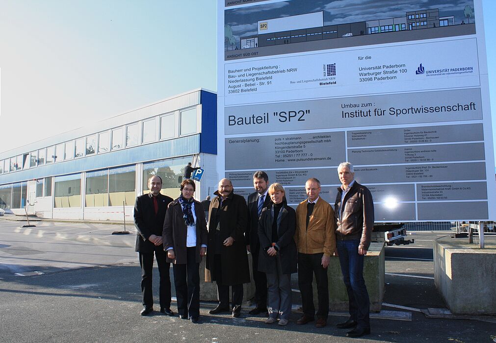 Foto (Universität Paderborn, Frauke Döll): V. li.:  Die Universität vertreten Sachgebietsleiter Bauangelegenheiten Dipl.-Ing. Klaus Watermeier, Baudezernentin Dr. Martina Gerdes-Kühn und Kanzler Jürgen Plato; vom BLB Bielefeld: stellvertr. Niederlass