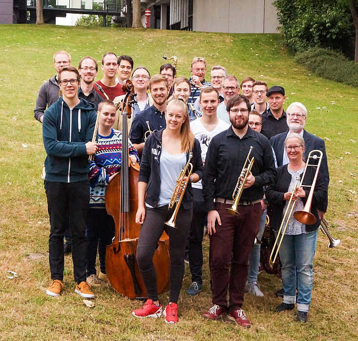 Foto (Universität Paderborn): Das Ensemble der Unity Big Band tritt am 13. Juli auf dem Campus der Universität Paderborn auf.