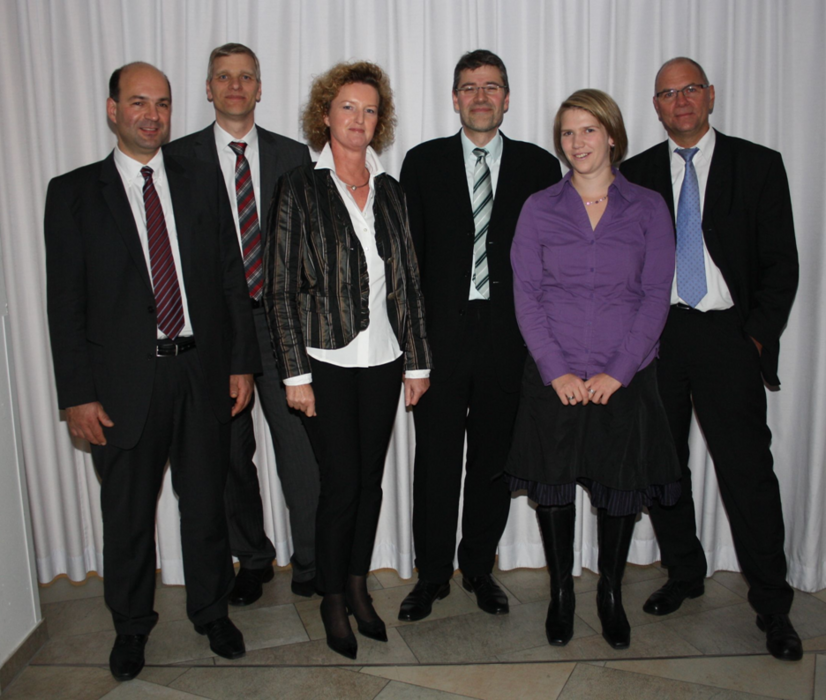 Foto (Universität Paderborn): Prof. Dr.-Ing. Detmar Zimmer (re.) und Prof. Dr.-Ing. Ansgar Trächtler (li.) übergeben an Prof. Dr.-Ing. Volker Schöppner (2. v. li.) und Prof. Dr.-Ing. Hans-Joachim Schmid (3. v. re.). Unterstützt wird das Dekanat von d